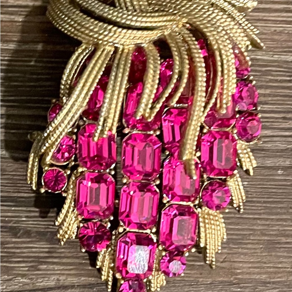 Bold Fuchsia Gold Metal Emerald Cut multi-stone True-Vintage Cascade BROOCH pin